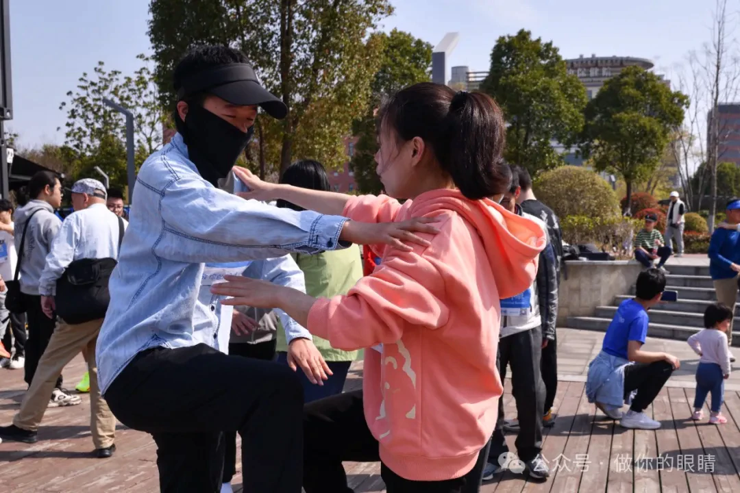 晓斌为古美公园的周末融合活动开场,虞滔和小潘同学带领大家热身 Xiaobin opened the weekend inclusive event at Gumei Park, with Yu Tao and Xiao Pan leading the warm-up 晓斌为古美公园的周末融合活动开场,虞滔和小潘同学带领大家热身 Xiaobin opened the weekend inclusive event at Gumei Park, with Yu Tao and Xiao Pan leading the warm-up
